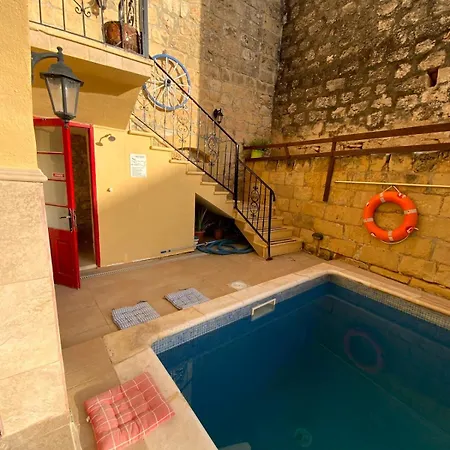 Ta Randu With Stunning Pool Holiday home *