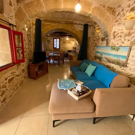 Ta Randu With Stunning Pool Holiday home